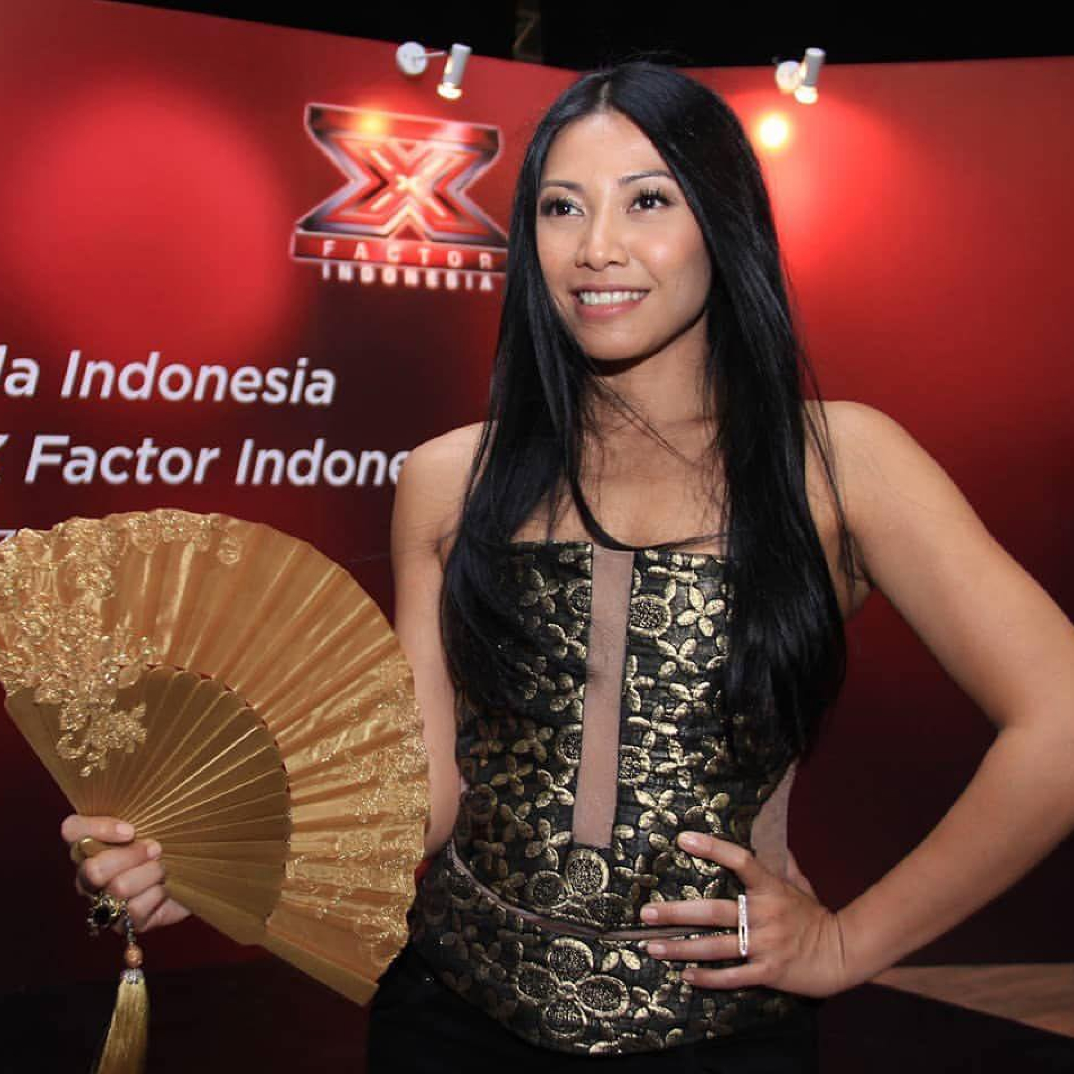 Making a Hand Fan for Anggun, a Famous Singer with a Good Voice