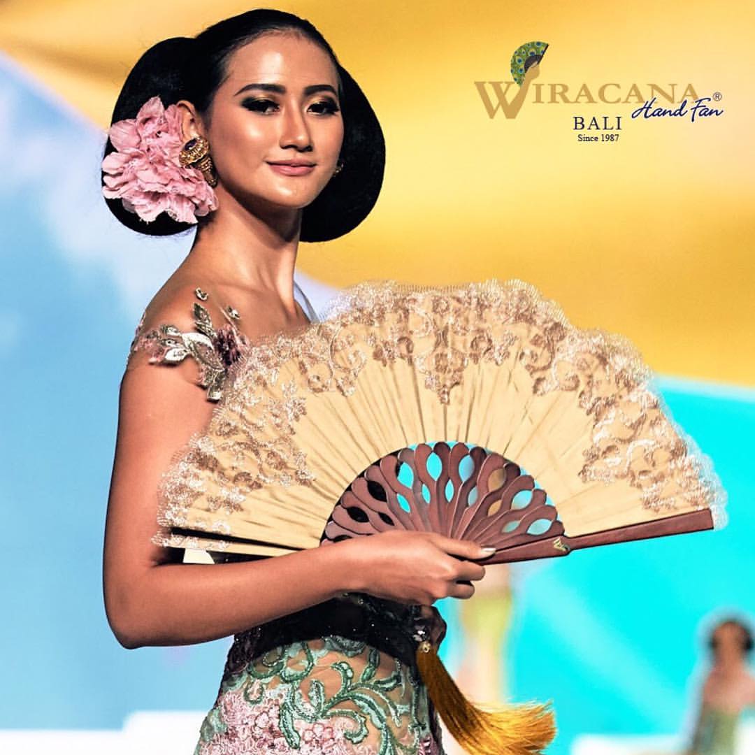 Membuat Kipas Tangan untuk Miss Grand International 2022